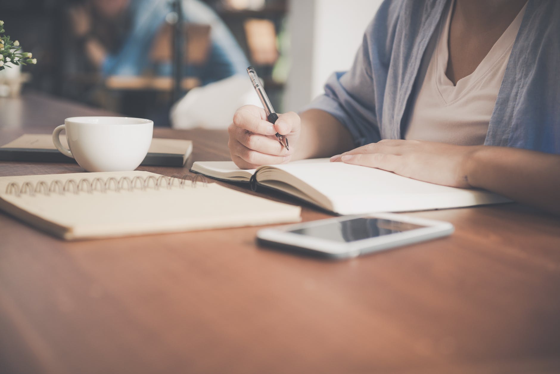 In a limited time, should you prioritize reading more or writing more?(Chinese & English)